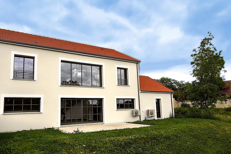 Maison à étage avec grandes baies vitrées, construite et livrée par Maisons Smart près de Reims
