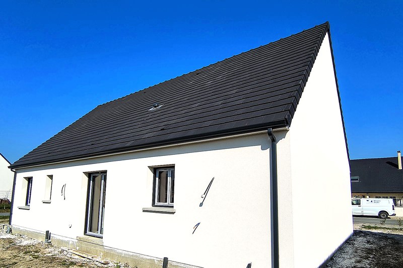 Maison neuve à étage, enduit blanc et tuiles anthracite