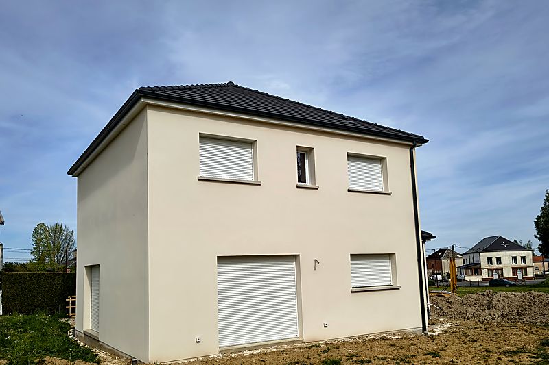 Maison neuve à étage, enduit sable et toiture quatre pans