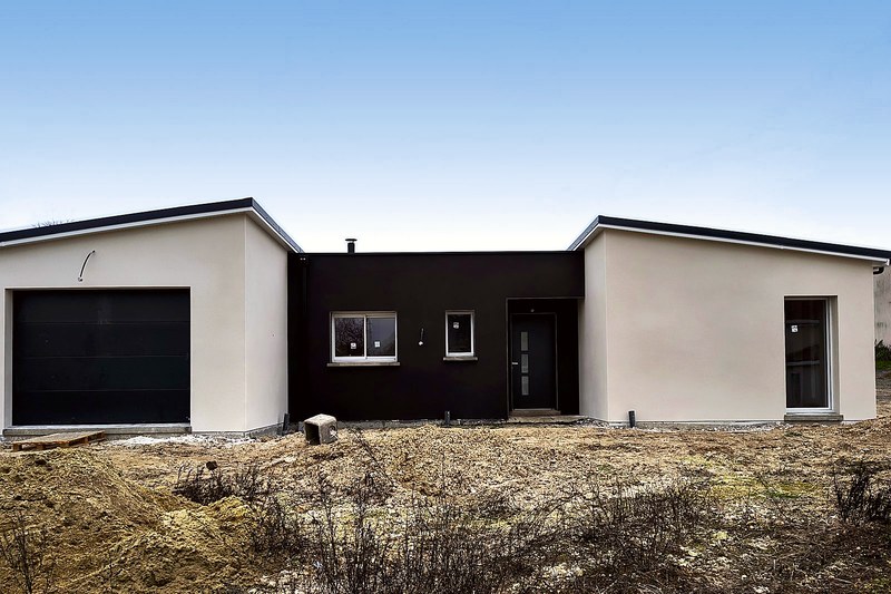 Maison plain-pied contemporaine livrée, façade bi-ton et toiture monopente